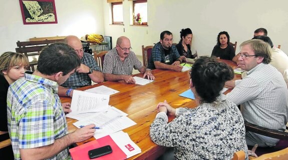 Un instante del pleno de ayer en Cabrales, al que asistieron todos los ediles de la corporación. 