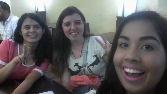Almudena Rodríguez (en el centro), junto a dos compañeras de la universidad, Alena y Mayerlin. 