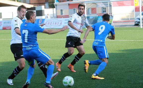 Un lance del encuentro disputado en Mieres.