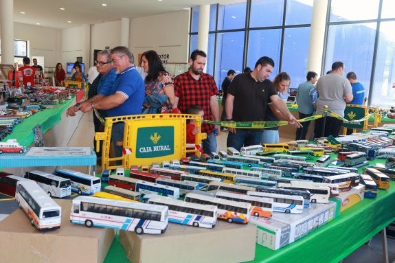 El público llenó el recinto ferial de Mieres para ver y adquirir piezas de coleccionista. 