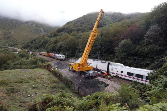 El Alvia que descarriló el viernes por la noche a la salida del túnel Loma del Asno, a tres kilómetros de la estación de Pajares. 