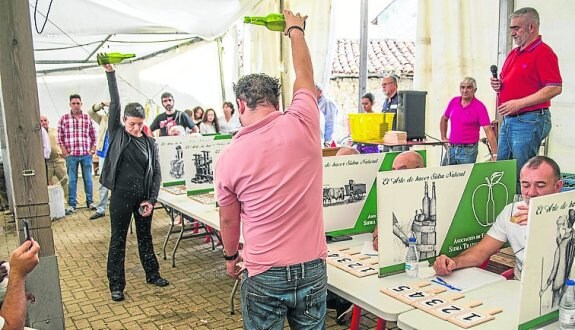 Un instante del concurso de sidra casero de Huerres.