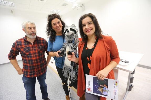 Moisés González, Ana Eva Guerra y Yolanda Alonso posan con el mapache protagonista de 'CYCLO'. 