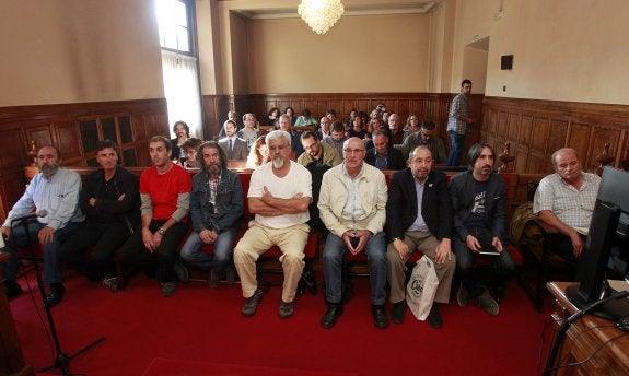 José Luis García, Enrique López, Pablo Fernández, Segundo Álvarez, Juan José Mata, Misael González, Jesús Montes, Pablo Montes y Manuel Fernández, en el banquillo. 