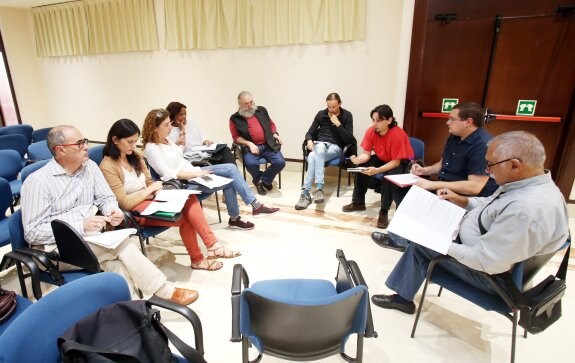 Ignacio fernández del Páramo se dirige a los participantes en la reunión de ayer. 