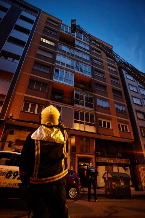 Bomberos y policía en el incendio de La Cámara. 