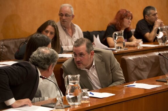 Alfonso Araujo habla con Carlos Rodríguez de la Torre en un Pleno. 