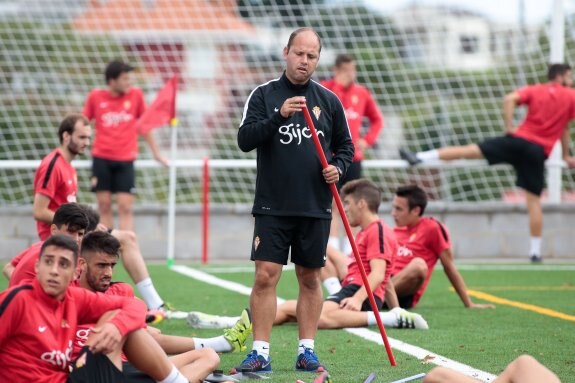 El entrenador del Sporting B, José Alberto, prepara un circuito para el entrenamiento. 
