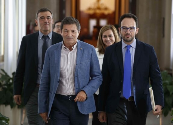 Javier Fernández, acompañado por el portavoz parlamentario del PSOE, Antonio Hernando, ayer, en los pasillos del Congreso de los Diputados. 