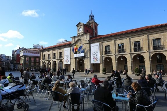 El aumento de clientes durante los meses de verano en la hostelería y la hotelería de la ciudad hace que crezca el empleo, aunque es temporal. 