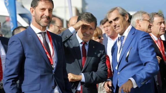 El presidente del Principado de Asturias, Javier Fernández, el presidente de General de Alquiler de Maquinaria (GAM), Pedro Luis Fernández, y Jacobo Cosmen, presidente de Alsa en Asturias, durante el recorrido que realizaron hoy por la I Fiesta de la Maquinaria.