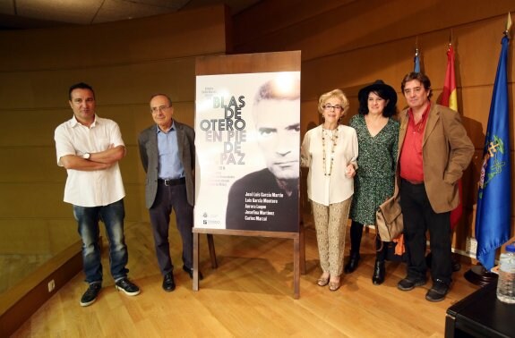 De izquierda a derecha, Carlos Marzal, José Luis García Martín, Josefina Martínez, Aurora Luque y Luis García Montero, en el salón de actos de la Biblioteca de Humanidades de la Universidad de Oviedo. 