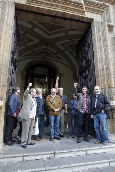'Los nueve del Jovellanos' saludan a las personas que acudieron a mostrarles su apoyo a las puertas del Tribunal Superior. 