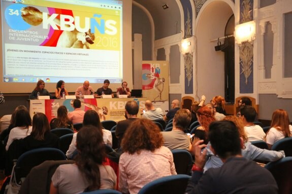 Los conferenciantes se dirigen al público en la inauguración. 