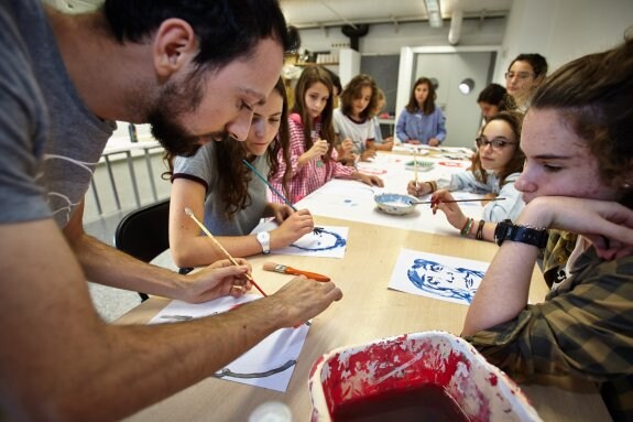  Pintura. Un grupo de alumnas, ayer con su profesor. :: FOTOS: JOSÉ PRIETO