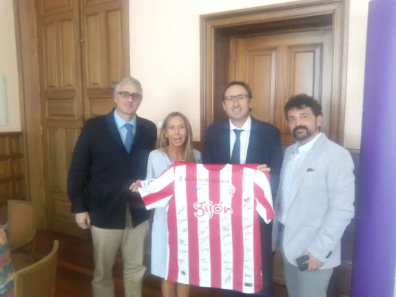 Santiago León, Carmen Fernández, Alfonso Polanco y Juan Carlos Gómez posan con la camiseta del Sporting en Palencia. 