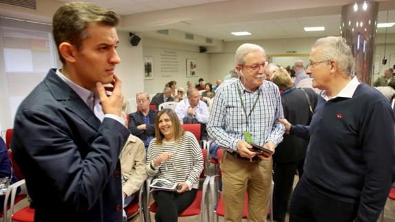 La Casa del Pueblo de Gijón acoge una intensa asamblea a la que han acudido unos doscientos militantes.