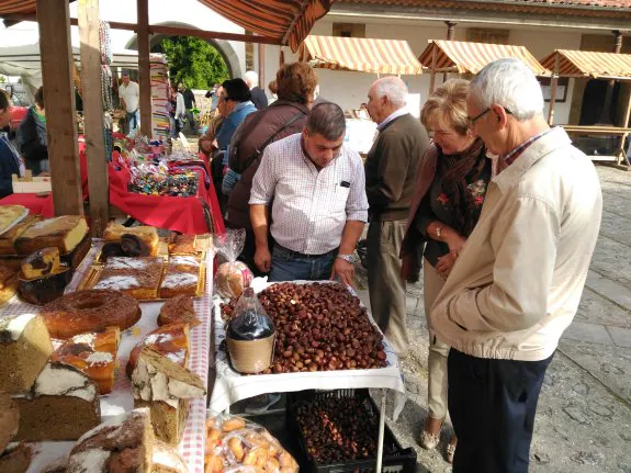 Uno de los puestos con dulces y castañas en El Mercadín. 