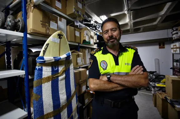 Demetrio López, jefe de la Policía Local de Castrillón, en el almacén de objetos perdidos. 