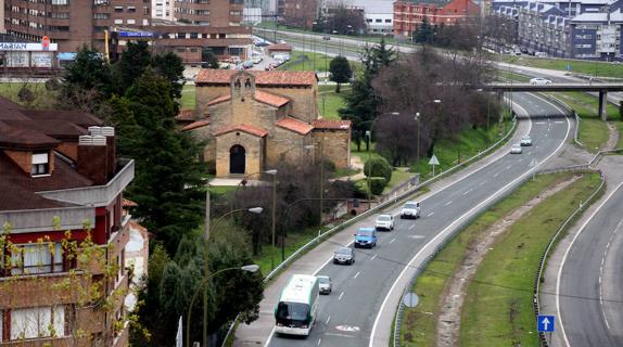 Vista panorámica de San Julián de los Prados y la entrada de la autopista ‘Y’.
