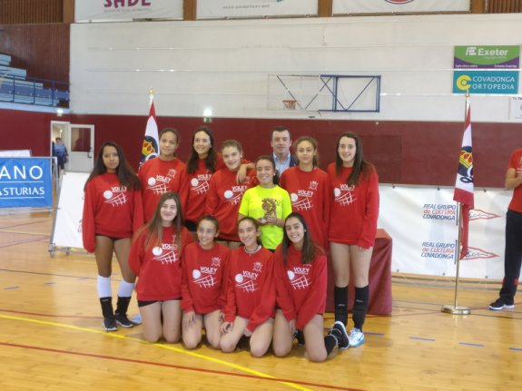 El equipo cadete grupista, con el directivo Julio Pinilla. 