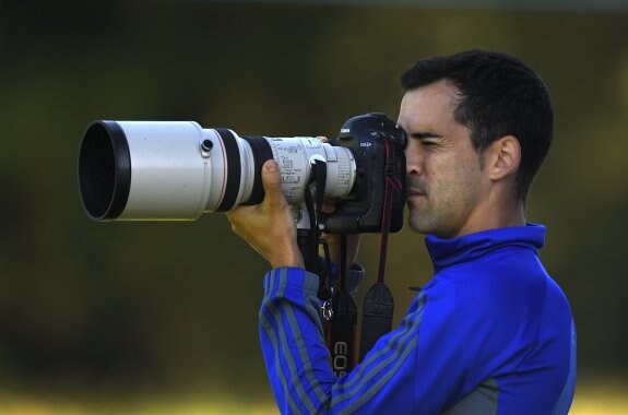 El delantero Miguel Linares, que abrió la victoria ante el Rayo, trata de fotografiar a sus compañeros en el entrenamiento de ayer.