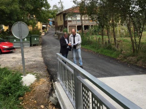 El alcalde y el concejal de Obras de Parres, ayer, visitando el resultado de los trabajos. 