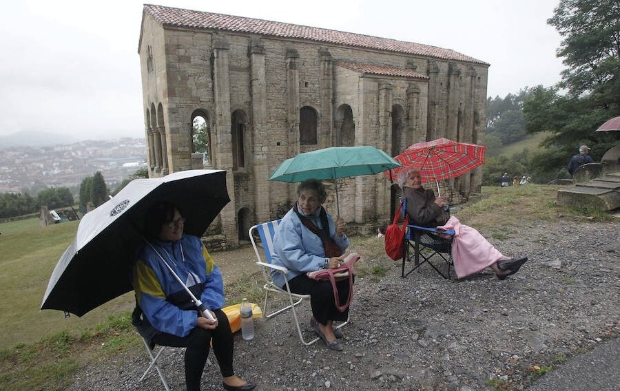Tres mujeres se protegen de la lluvia en Santa María del Naranco, en Oviedo.