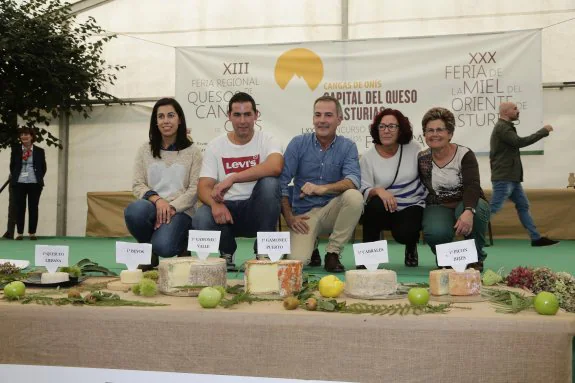 Los ganadores de las cuatro variedades de quesos de Picos de Europa con el director de Nature. 