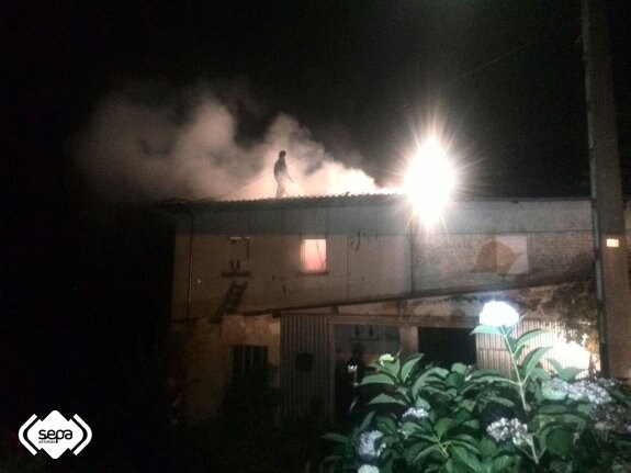 Arden un pajar y una vivienda en Tremado