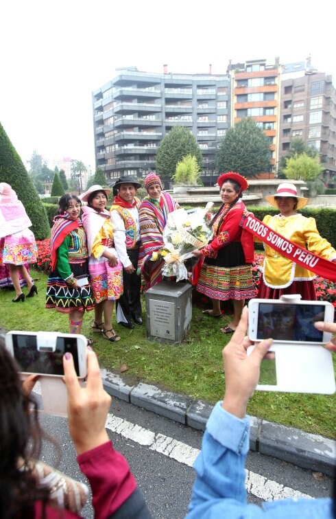 El monolito homenajea a las inmigrantes y a Oviedo . 