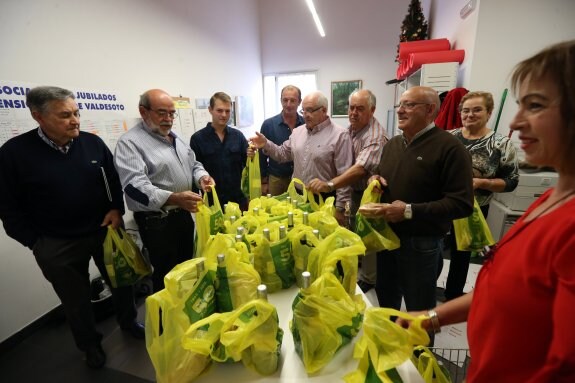 Varios socios ayer, en Valdesoto, recogiendo el bollu. 