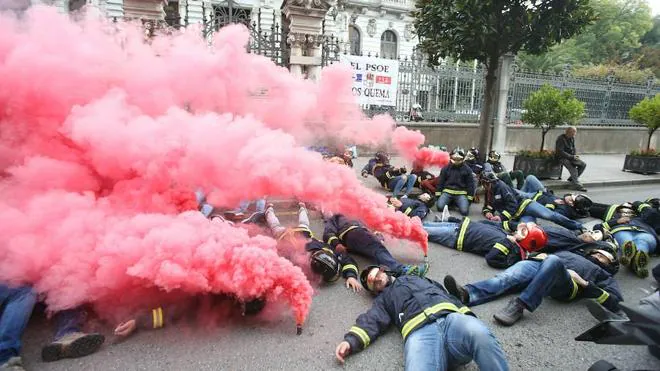 Los bomberos, protestando ante la Junta General del  Principado. 