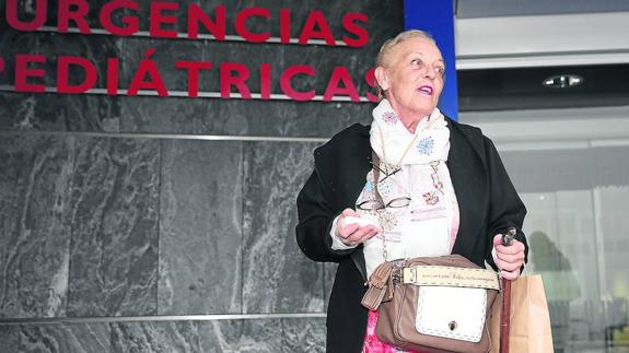 María Jesús  Iglesias, la mujer del exsindicalista José Ángel Fernández Villa, ayer, a las puertas del HUCA