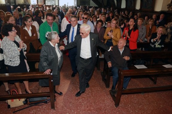 El padre Ángel saluda a su hermana Fifi en la iglesia de La Rebollada. 