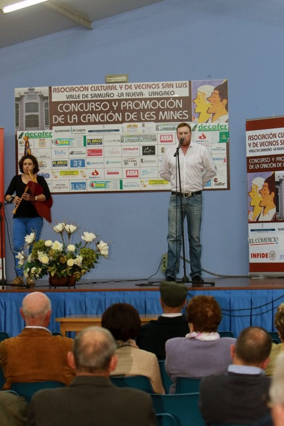 Isaac Sierra canta con Belén Arboleya a la gaita. 