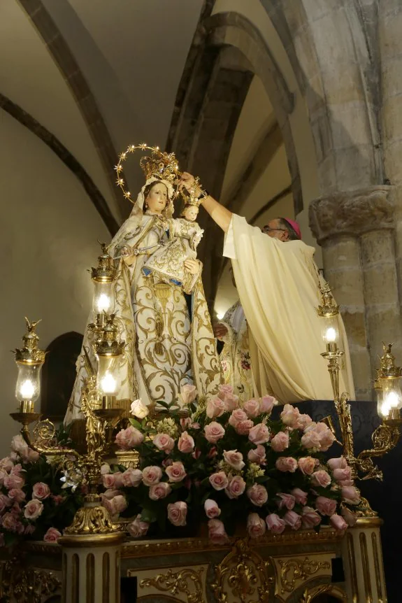 El instante de la coronación de la Virgen de Guía, en la basílica de Llanes, cuyo encargado fue el arzobispo de Oviedo, Jesús Sanz Montes. 