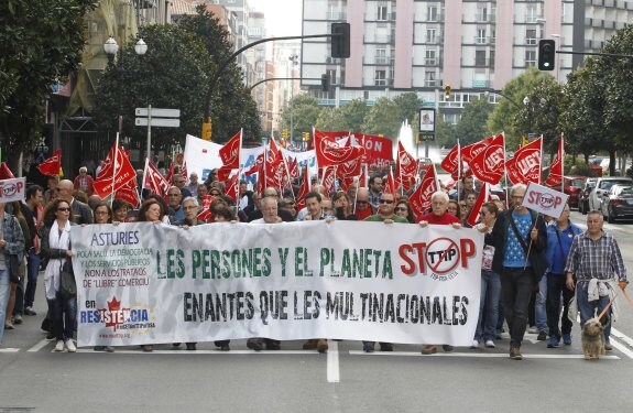 Cabecera de la manifestación, en la que se encontraban los diputados Paula Valero (Podemos) y Gaspar LLamazares (IU) y los dirigentes sindicales Antonio Pino (CC OO) y Javier Fernández Lanero (UGT). 