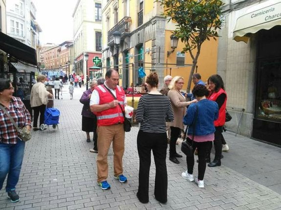 Un voluntario de Cruz Roja, durante la cuestación en Candás por el Día de la Banderita. 