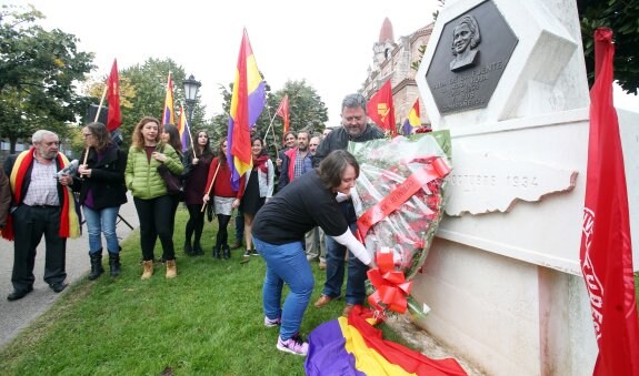 La ofrenda floral ante la escultura de Lafuente. :: PIÑA