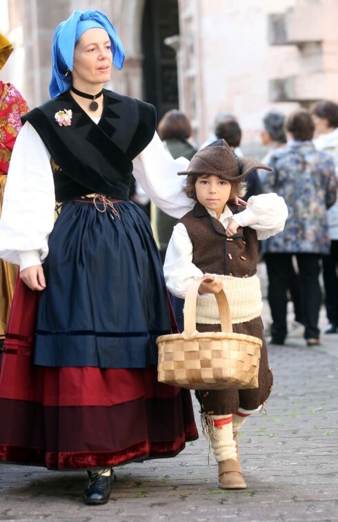 Personas de todas las edades lucieron su ropa tradicional. 