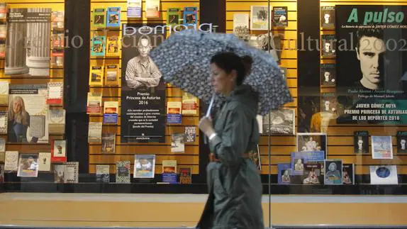 La librería Cervantes expone en su escaparate libros de Richard Ford.