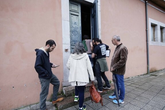 Una treintena de integrantes de Vecinos por Llanes se reunieron ayer en asamblea. 