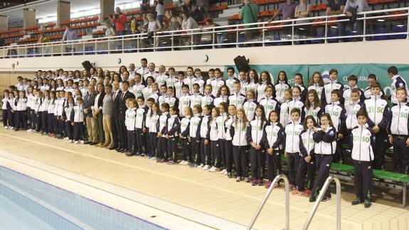 Jóvenes nadadores de la escuela deportiva del Santa Olaya, durante la presentación en la piscina de competición.