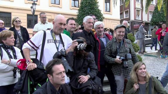 James Nachtwey, con los fotoperiodistas que cubrían su llegada a Oviedo. 