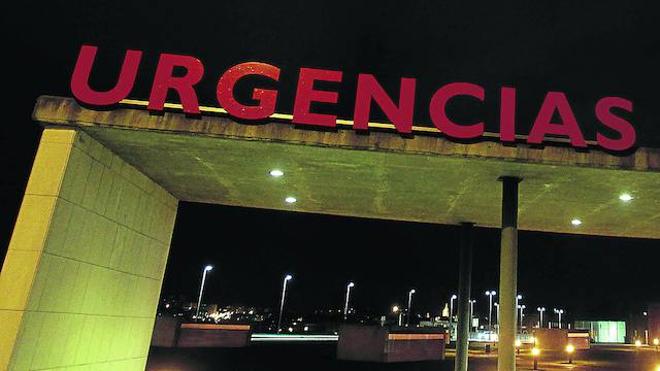 El edificio de hospitalización del HUCA, con la iluminación rosa por el Día Mundial contra el Cáncer de Mama.