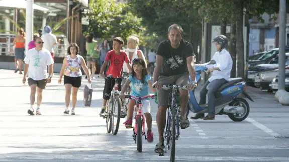 Peatones y ciclistas en el carril bici de Poniente.