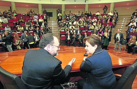 Patricia Espinosa ofreció una conferencia en la Facultad de Económicas. 