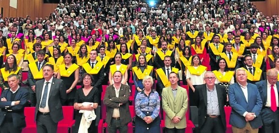 Alumnos que participaron en la ceremonia de graduación. 