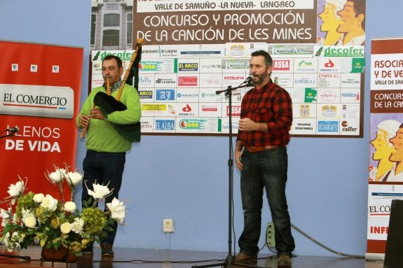 Xuan Lluis Martino, con Valentín Fuente a la gaita, durante su actuación. 